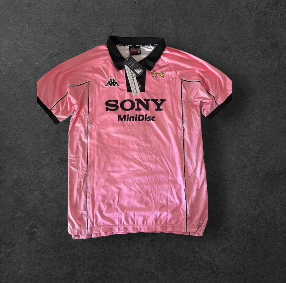 Juventus Away 1997-98 Kit featuring Kappa logo and Sony sponsorship, pink with black details.